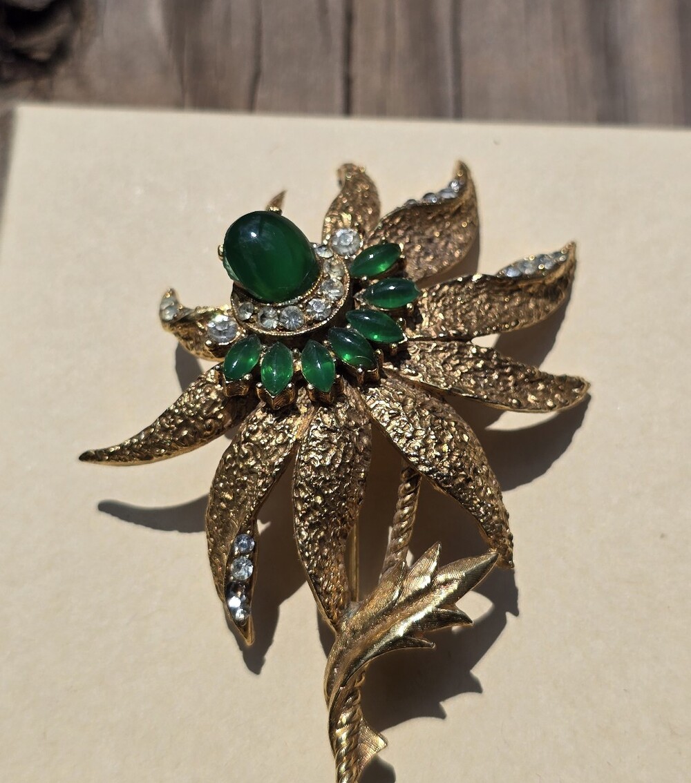 Vintage 1950s Florenza Emerald Green Cabochon Textured Gold Flower Brooch Pin